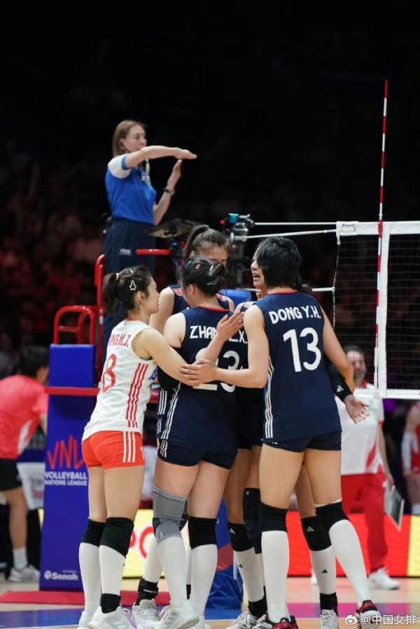 鹏配资 四战全胜！中国女排逆转战胜美国女排 阿灵顿站完美收官